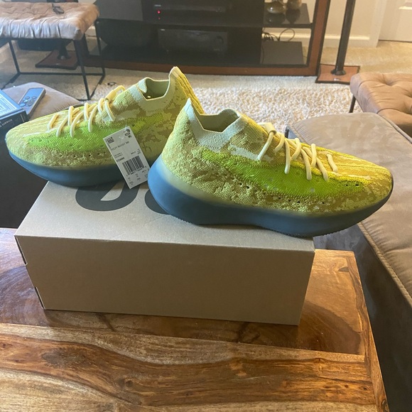 Mens Yeezy Boost 380 NWT - Picture 2 of 9